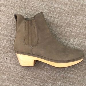 Frye & Co neutral suede boots